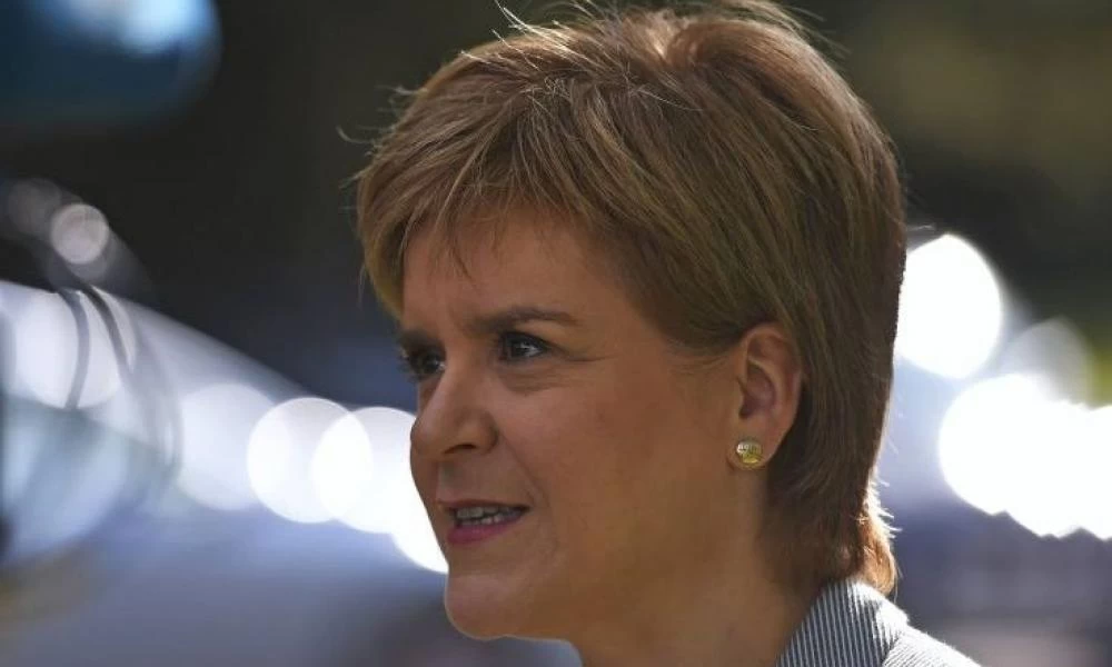 Πρωθυπουργός Σκωτίας: Χωρίς μάσκα την ώρα που ο κορονοϊός «θερίζει»